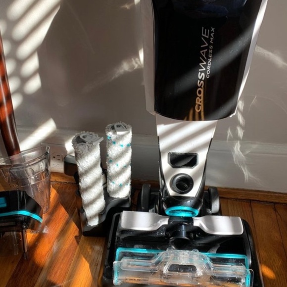 Multi-surface cleaning, cord free, WiFi connected, bagless technology, two tank. - Picture 6 of 7